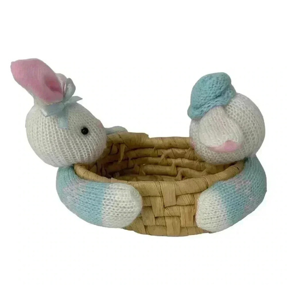 VINTAGE EASTER RATTAN WEAVED BASKET PLUSH KNIT BUNNIES HOLDING BASKET 6” - Picture 4 of 14